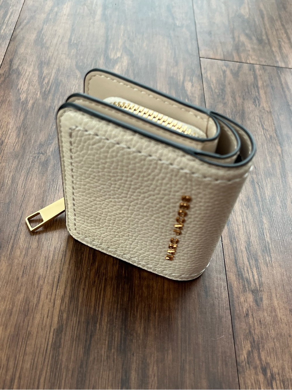 Marc Jacobs Mini Compact Cream Pebbled Leather Zip Card Wallet, Gold Hardware - Picture 3 of 11